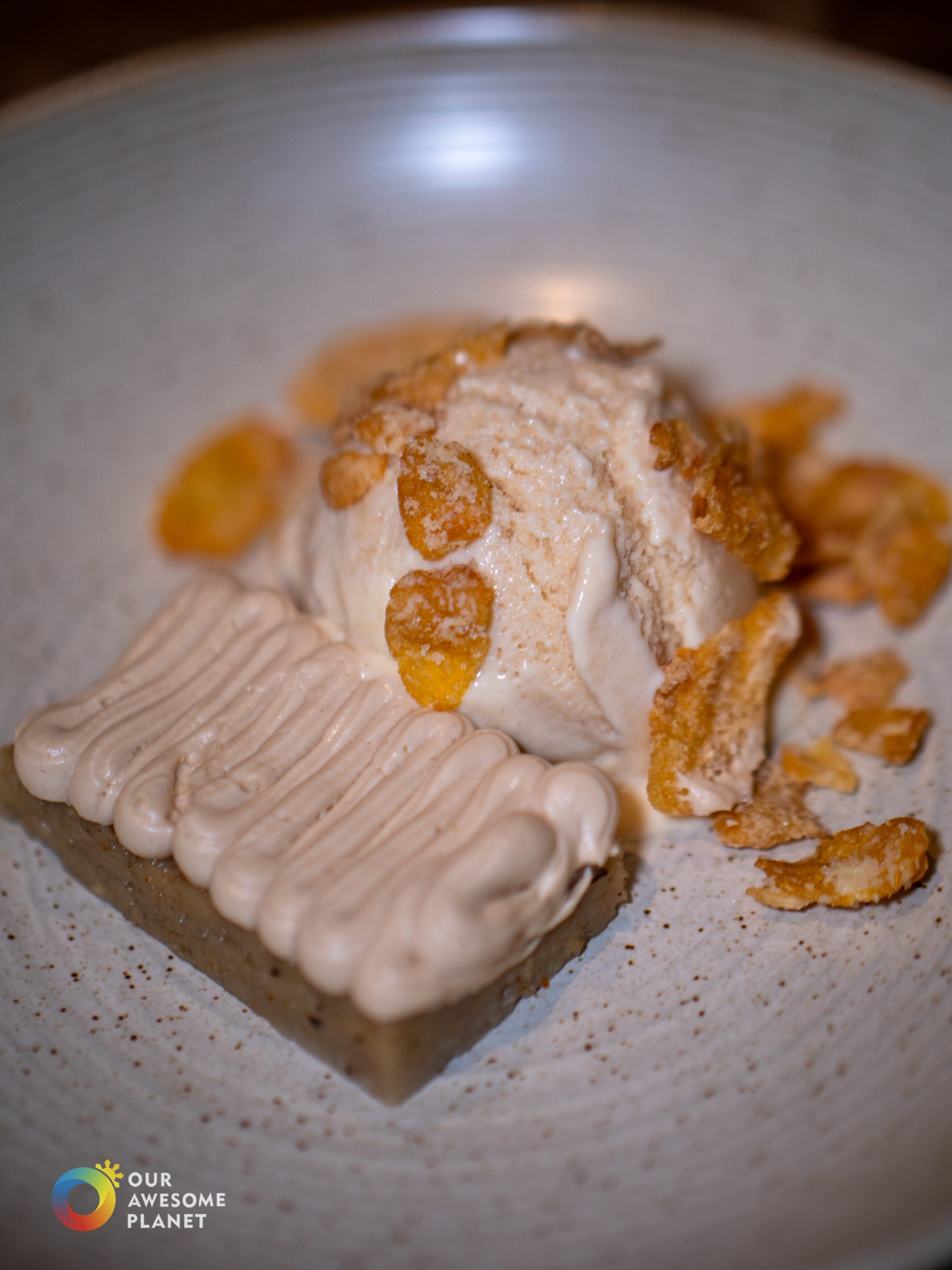 Toasted rice ice cream dessert with dulce de leche and crispy cereals